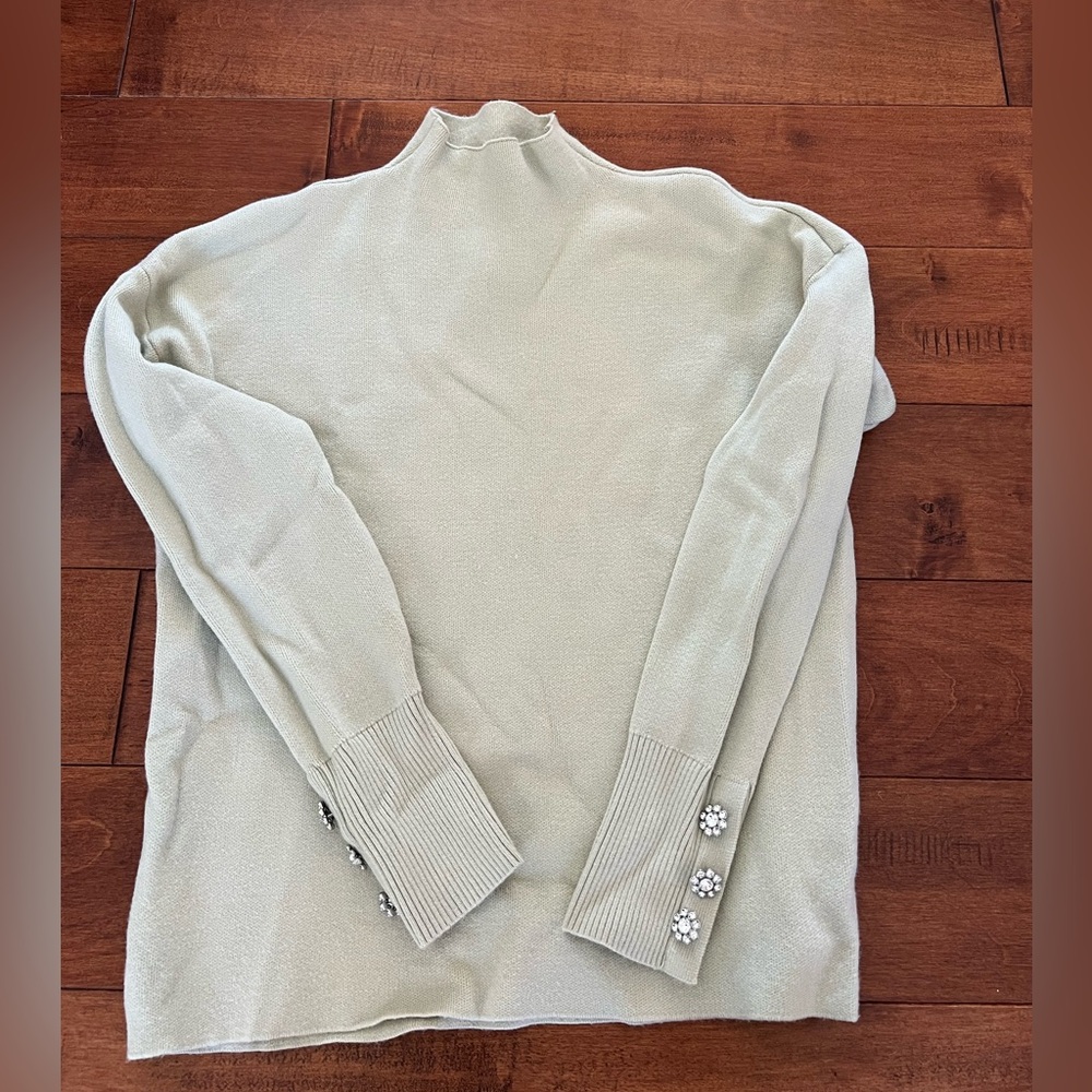 Women’s size medium Tahari gray/cream, mock neck sweater